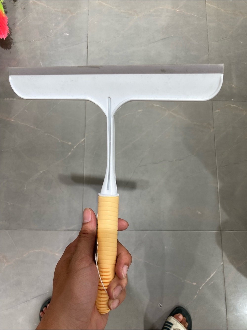Beige-Handled Men’s Grooming Squeegee for Smooth Surface Care